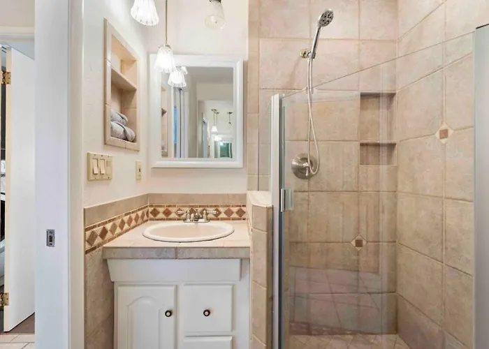Of Uptown With Panoramic Views And Hot Tub Holiday home