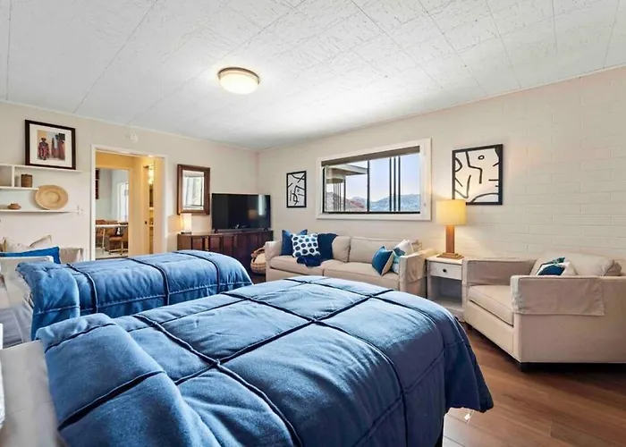Of Uptown With Panoramic Views And Hot Tub Holiday home