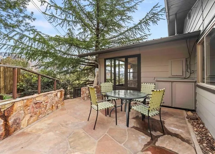 Of Uptown With Panoramic Views And Hot Tub Holiday home