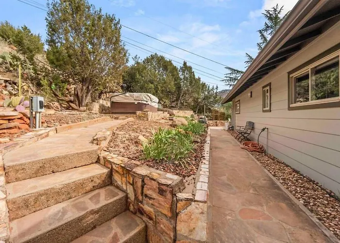 Of Uptown With Panoramic Views And Hot Tub Holiday home