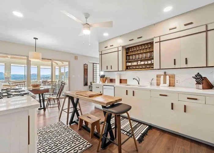 Of Uptown With Panoramic Views And Hot Tub Holiday home Sedona