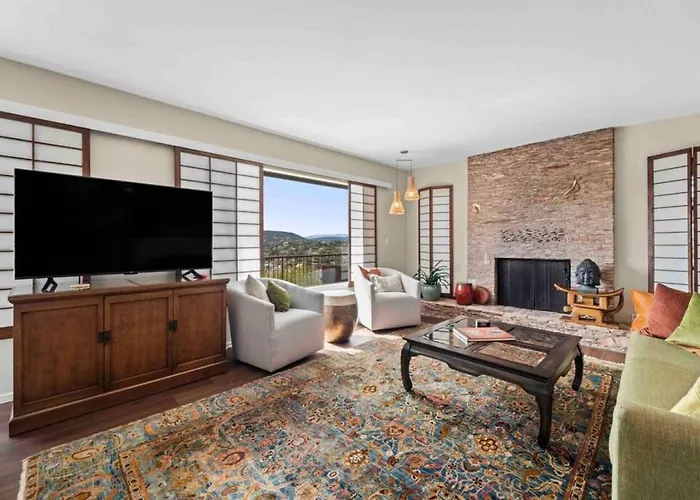 Of Uptown With Panoramic Views And Hot Tub Holiday home *