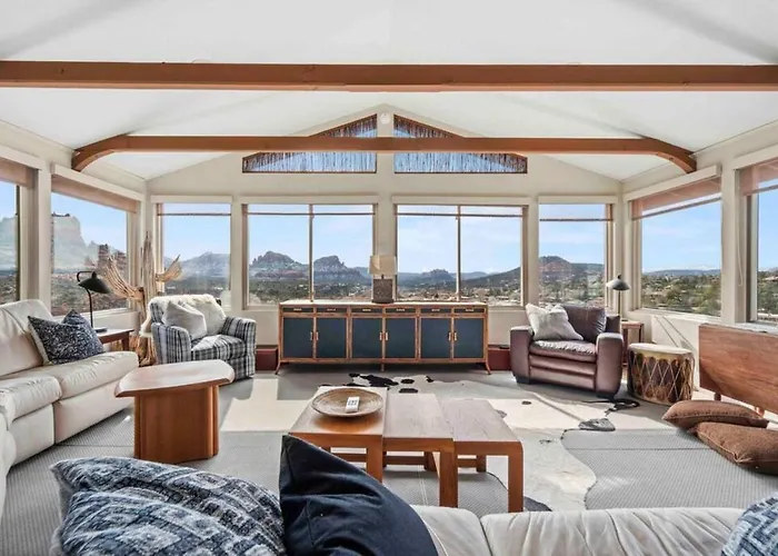 Of Uptown With Panoramic Views And Hot Tub Holiday home
